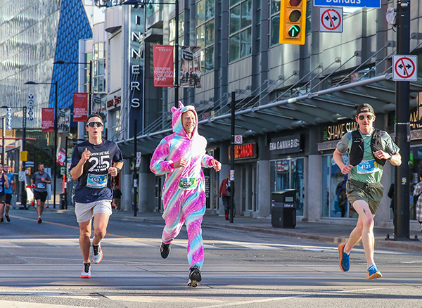 Sporting Life 10K – Downtown Yonge & Dundas Sporting Life 10K 2024 Runners in front of the CN Tower